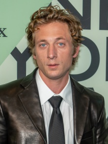 Jeremy Allen White Image